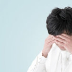 頭を抱える男性